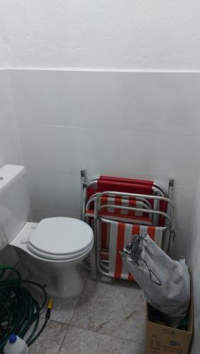 卫浴间, Casa com piscina e espaço churrasco Itanhaem (Casa com piscina e espaco churrasco Itanhaem) in 博皮兰加