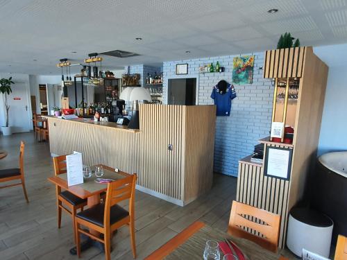 Logis Hotel des Lacs Paris Sud - image 7