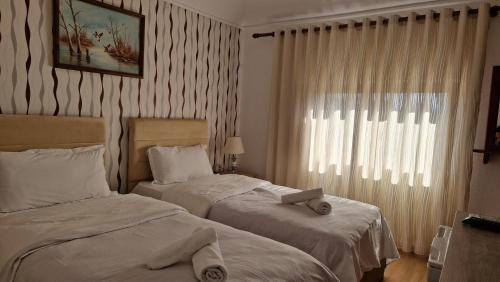 2 twin beds