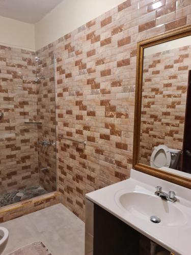 حمام, Paradise place Grande twin beds in Discovery Bay