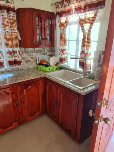 مطبخ, Paradise place Grande twin beds in Discovery Bay