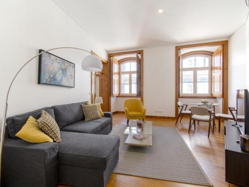 Chiado Stylish Bright Apt with AC, Lizbona