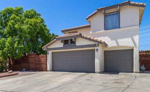 Comfy Expansive Home - Near the Strip - Heated Pool
