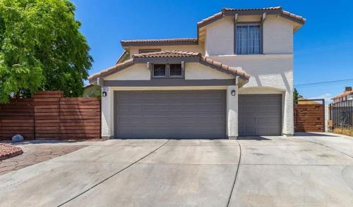 Comfy Expansive Home - Near the Strip - Heated Pool