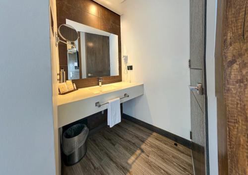 Deluxe Room image 2