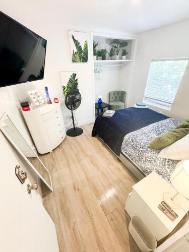 House 2 Bedrooms plus CouchBed Best Location MIami Private Parking, Laundry, Storage for Luggage in Miami, USA
