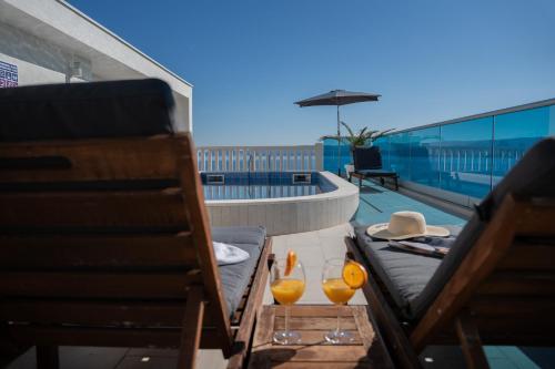 ระเบียง/ชานเรือน, Sunny Hill Apartments with rooftop pool in เซลีนา