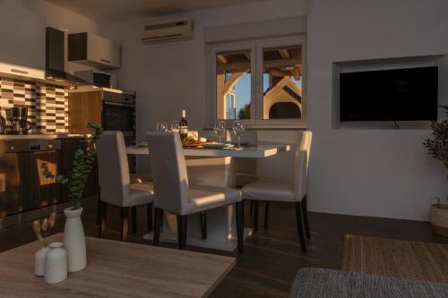 ห้องครัว, Sunny Hill Apartments with rooftop pool in เซลีนา