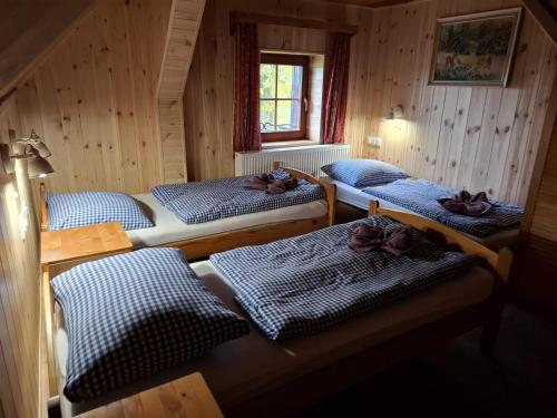 3 twin beds