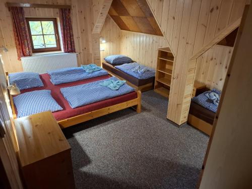 1 double bed, 2 twin beds