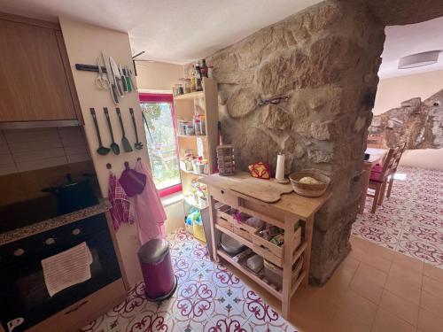 kuhinja, Nascente home place in nature next to a waterfall in Sao Lourenco Do Douro