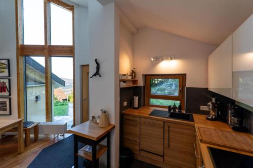 Ferienhaus hoch uber dem Taubertal mit fantastischem Weitblick, Dachterrasse, 2000m2 großem Grundstu in 勞達-科尼雪芬