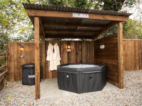 The Hideaway Glamping Pod 2 With Hot Tub & Cold Shower in Naas