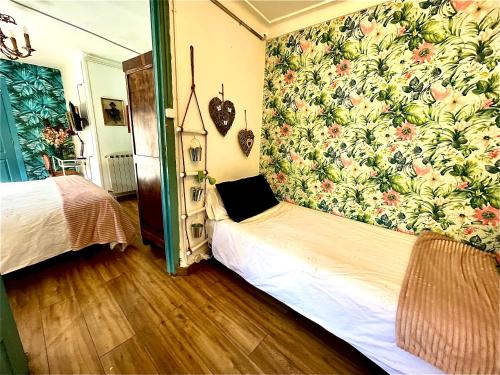 1 double bed, 2 twin beds