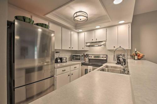 Bright Colorful Home with Private Fenced Yard STEPS from Flagler Avenue! Stroll to the Beach! in New Smyrna Beach, USA