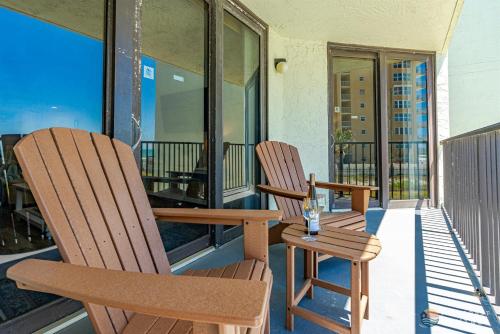 Balcony Ocean View STEPS to the Beach with Pool, Parking and Wi-Fi! in New Smyrna Beach, USA