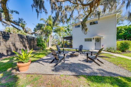 Cozy Lakefront Clermont Retreat with Fire Pit! in Clermont, USA