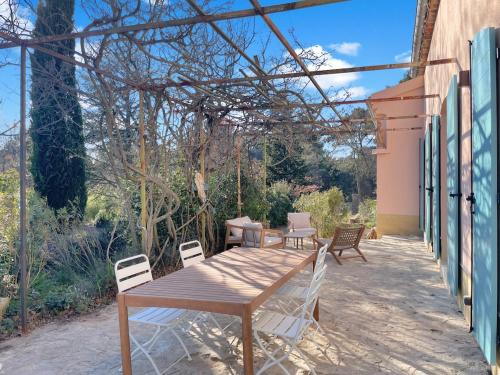 Grande maison de famille rénovée, vue sur Sainte Victoire (Grande maison de famille renovee, vue sur Sainte Victoire) in Venelles