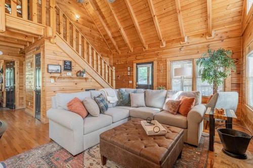 Cozy Spacious Cabin with Hot Tub, BBQ near Parkway