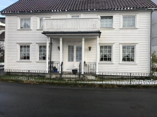 Išorė, House by the river in Flekkefjord in Flekefjordas