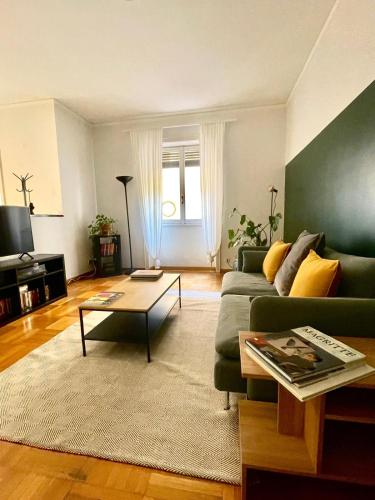Downtown Milan Chic Apartment - Quiet Retreat with Free WIFI & Air Conditioning, Milan