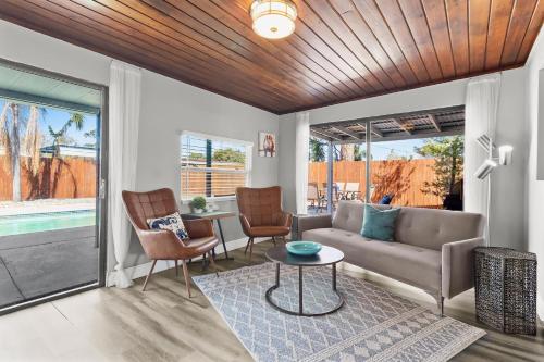 Perfect Pool Home for Family Getaway Close to Tampa Zoo, Busch Gardens, Restaurants and Shopping! in Tampa, USA