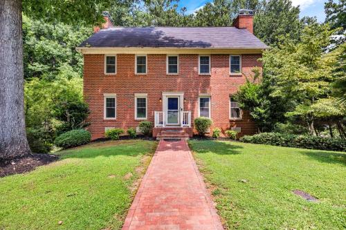 Entire Family Friendly House 3 BR w/ Gym & Office! in Chamblee, USA