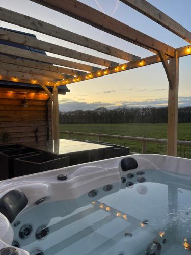 Ümbrus, Luxury Boutique retreat, hot tub, dog friendly in Hammer