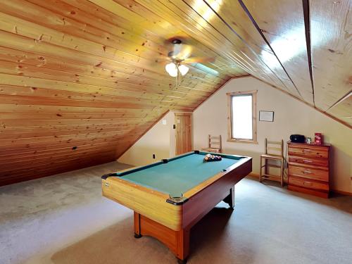 Seneca 1 Bedroom Sleeps 2 Private View Hot Tub Pool Table Grill - image 14