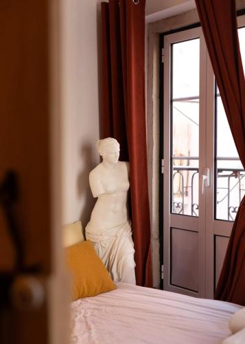 Romantic Alfama Balcony Apartment - 10 minutes from Terreiro do Paço, Lisboa