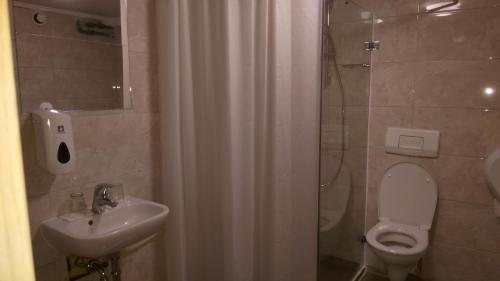 100 Iceland Hotel - image 9