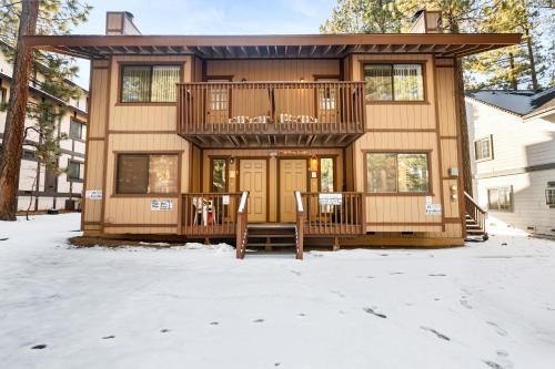 Summit X-ross Roads - Just a short drive to the Village and the lake with forest views!