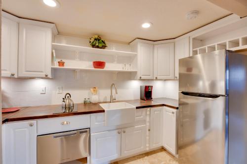 Secluded Elizabeth Apt on 3 Acres Pets Welcome! in 城堡石
