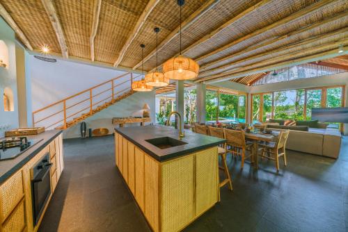 Villa Kauh - Luxury Tropical 5BR Villa Close to Pererenan Beach - image 3
