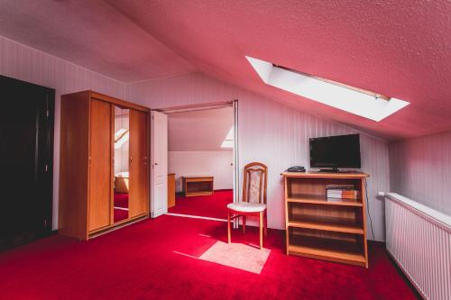 Hotel Twins - main image