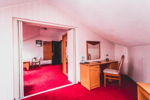 Hotel Twins - image 5