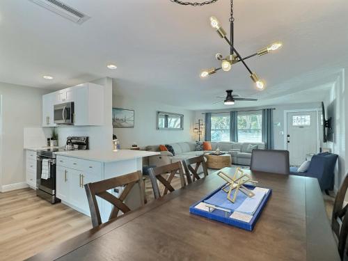 NEW Warm modern bliss just 10 minutes from Siesta Key beaches and downtown Sarasota - image 2