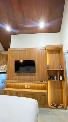 Shared lounge/TV area, Playa La Barka Resort by Raminten in Sendangagung