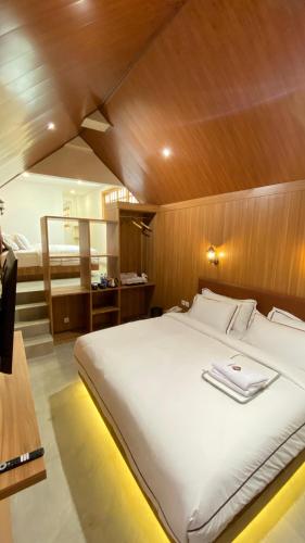 Playa La Barka Resort by Raminten in Sendangagung