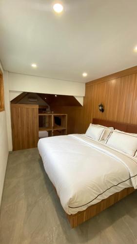 Playa La Barka Resort by Raminten in Sendangagung