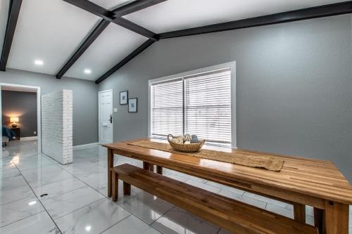 Contemporary Coastal Oasis Awaits in Corpus Christi, USA
