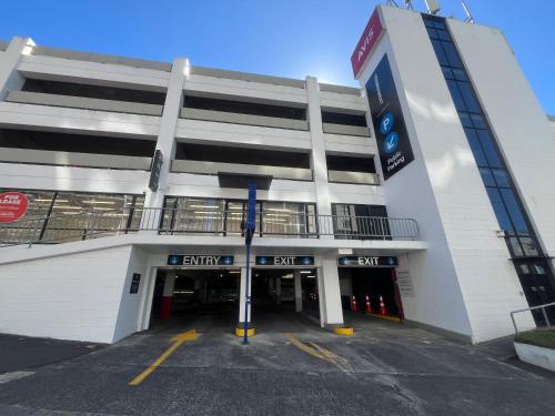 Studio Escape with Pool, Gym & Free Parking in CBD