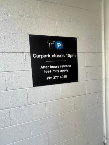 Studio Escape with Pool, Gym & Free Parking in CBD