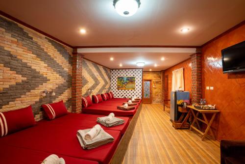 8 twin beds