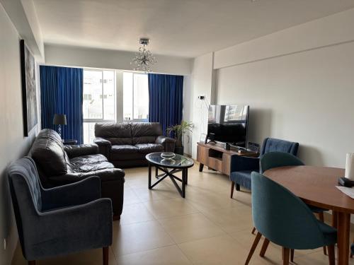 Dormitorio con baño en departamento Miraflores