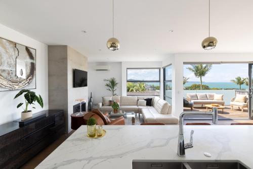 Beach bliss-Modern luxury holiday home at Kohimarama in โคฮิมารามา