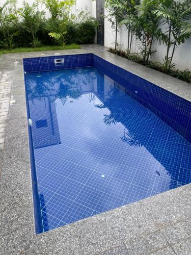 สระว่ายน้ำ, Luxury 2 bedrooms Labone Loft suites in ลาโบเน