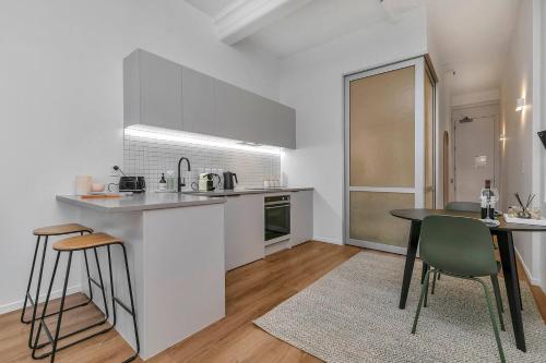 Historic Modern Luxury 1-Bedroom on Queen Street, Auckland (photo 10)