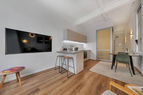 Historic Modern Luxury 1-Bedroom on Queen Street, Auckland (photo 9)
