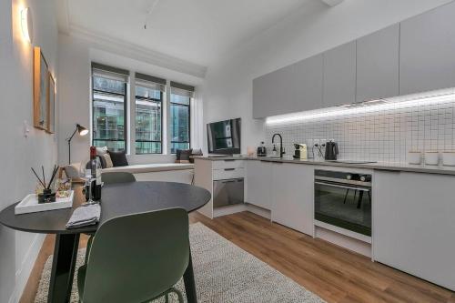 Historic Modern Luxury 1-Bedroom on Queen Street, Auckland (photo 5)
